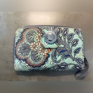 Vera Bradley RFID Turnlock Wallet pattern: fan flowers